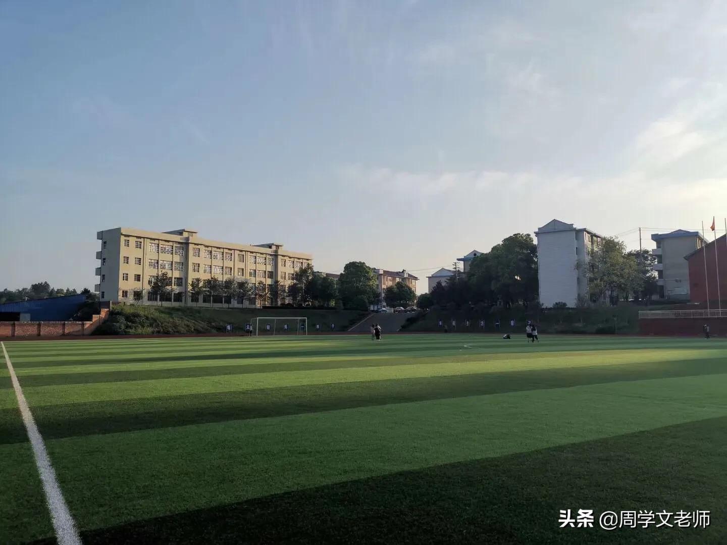 星月灿烂齐人心，岁月如歌育群贤——优秀班主任发言稿