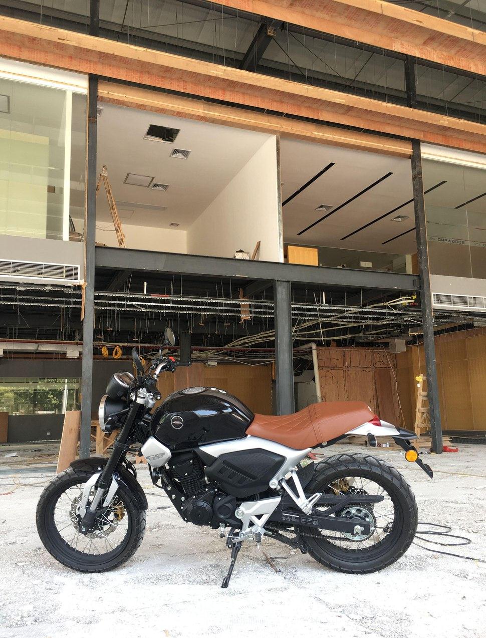 同事买了一辆日系车,同事买的摩托车