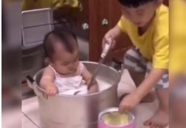 妹妹“泡奶浴”走红，由哥哥用整罐奶粉调制，网友：暴风即将到来
