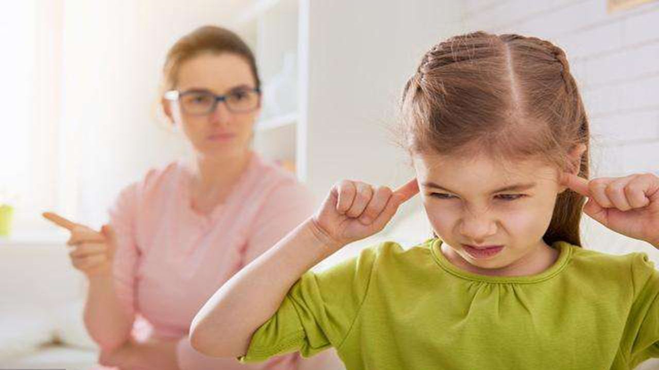 打完孩子后悔怎么哄孩子,为什么打完小孩会很自责