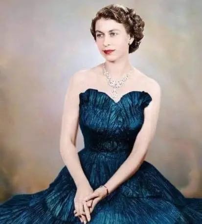 英国的女王年轻时的视频,英国女王服装从年轻穿到老年
