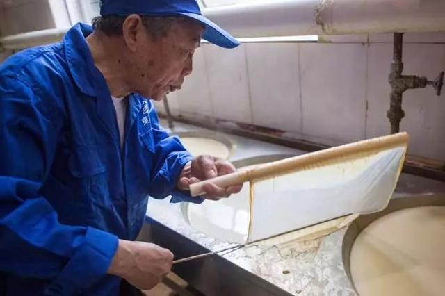 千张或者百叶结是豆腐皮吗,千张豆腐皮的正确吃法