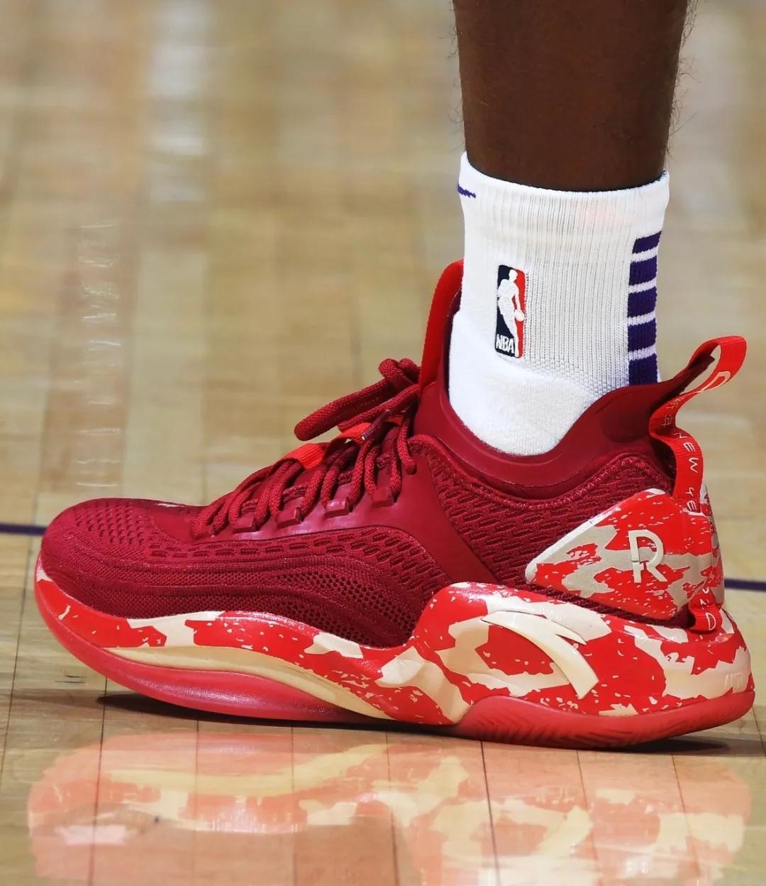 nba球员上脚安踏,nba球员上脚球鞋欧文4绿橙粉