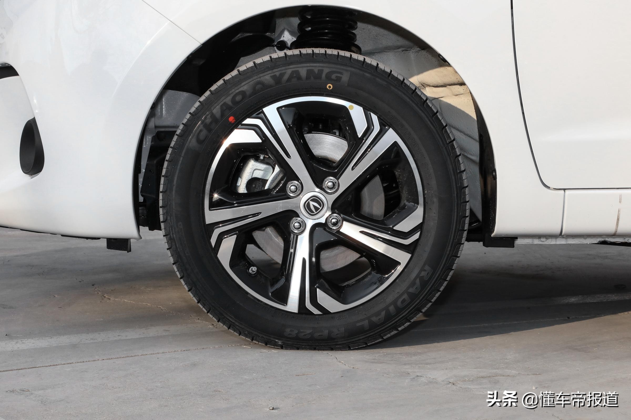 长安奔奔mini新能源2021款心动版,长安奔奔新能源和五菱宏光mini