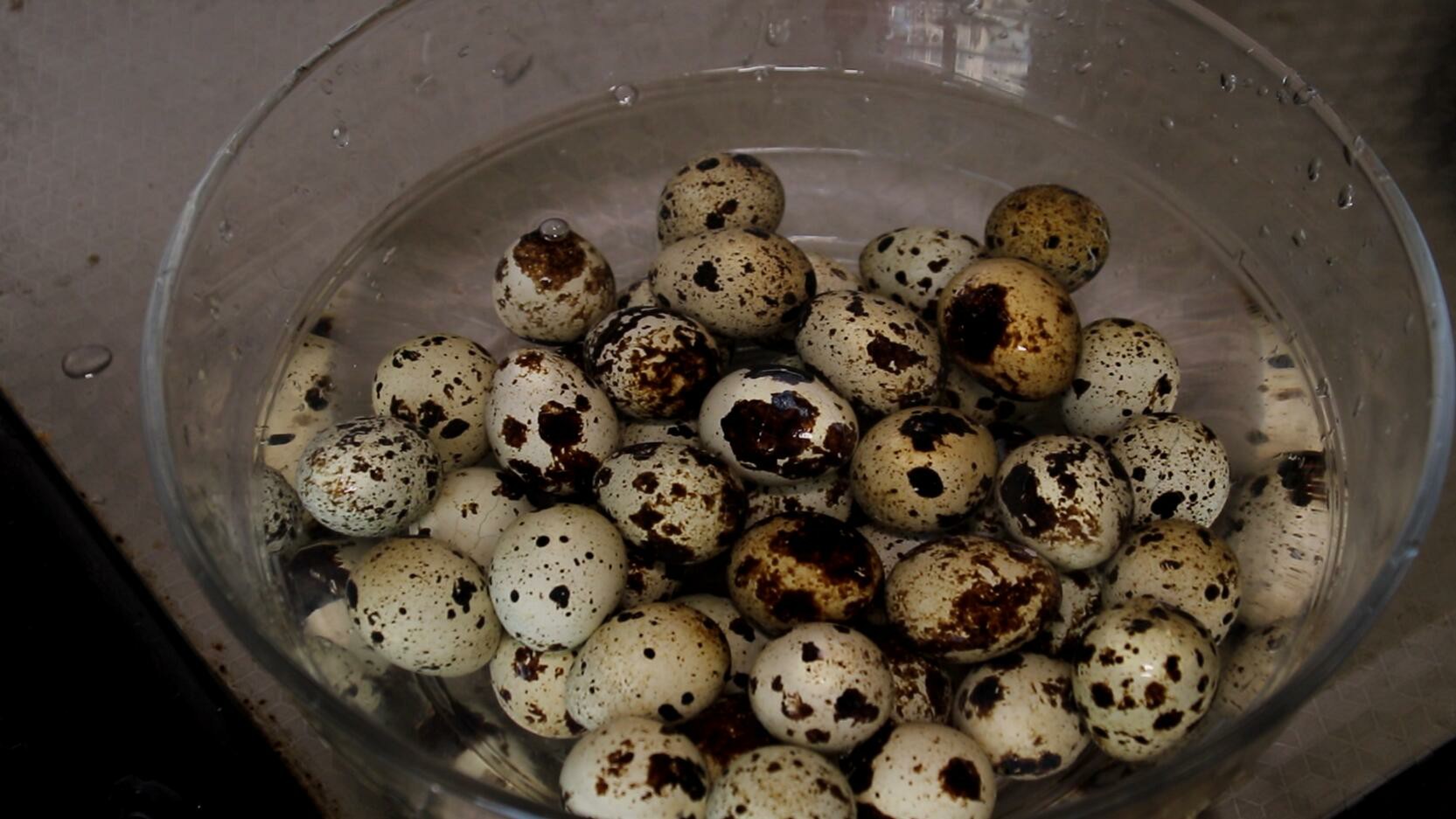 鹌鹑蛋快速剥皮的方法,鹌鹑蛋剥皮小窍门