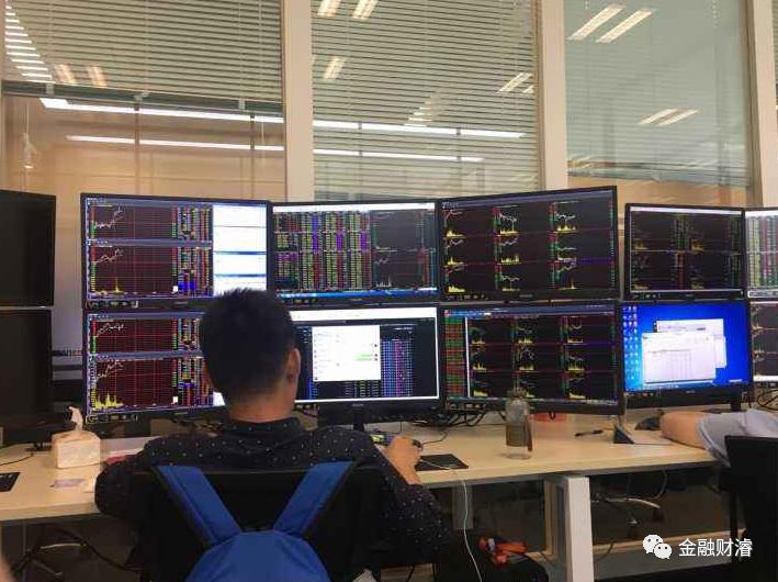 股票交易窗口,股市交易大厅门前的地摊经济