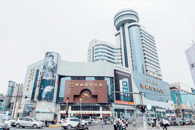 品牌羽绒服低至99元！百货大楼要被搬空了