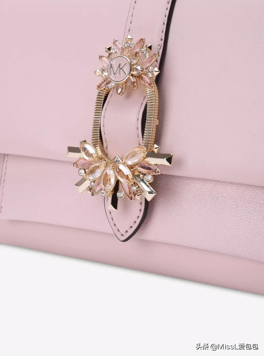 天热了买件衣服,天热了该买什么衣服呀