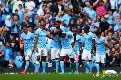 足球红队vs蓝队,足球场上红色的球