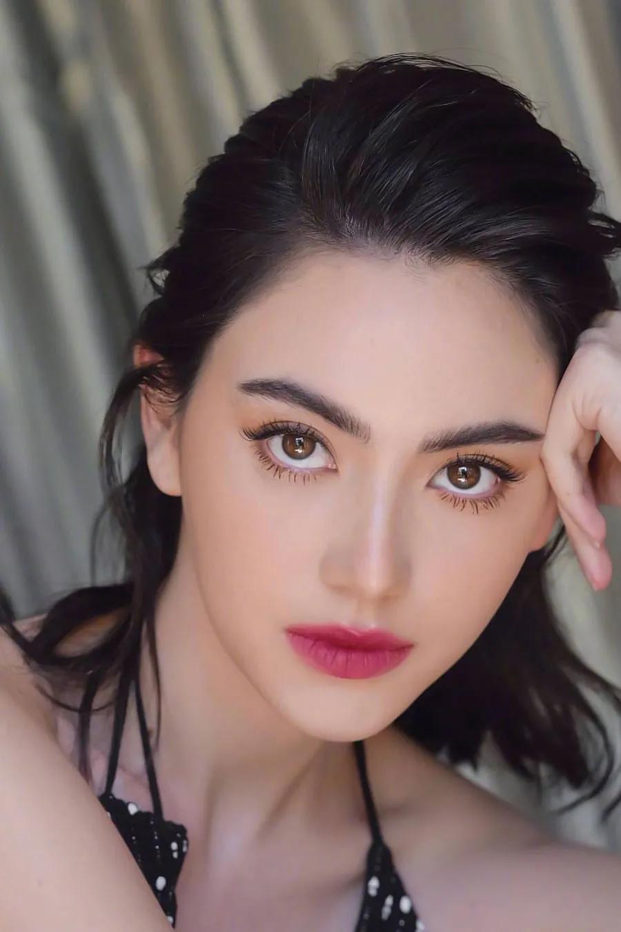 杨幂穿蕾丝大秀时尚身材,杨幂穿蓝色套裙现身狂秀竹竿腿