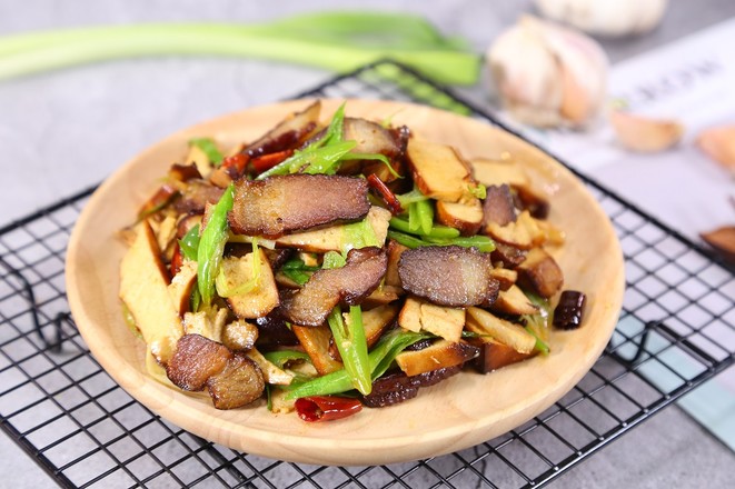 炒腊肉要不要生姜和蒜,炒腊肉要不要加水