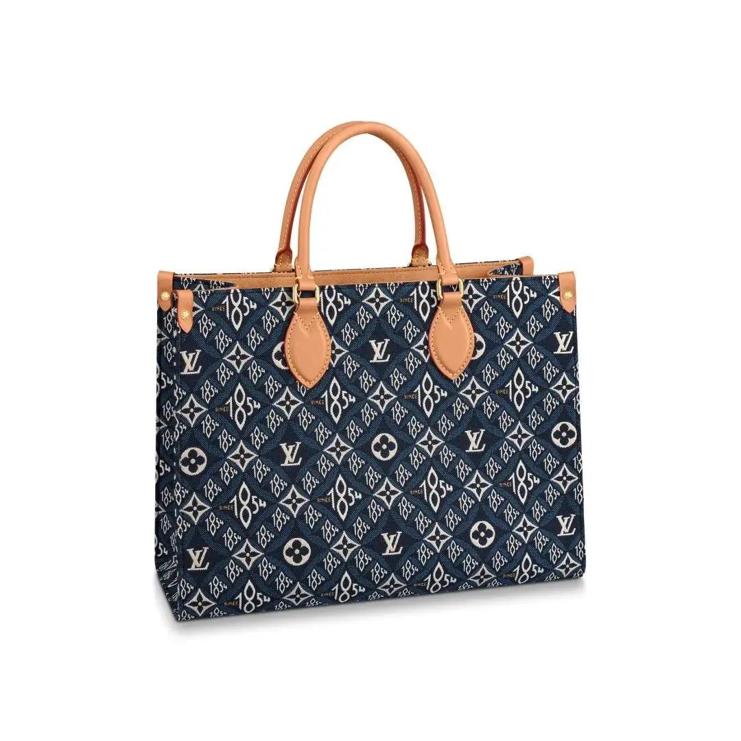 这才爆红一年就这么能“装”了?3w的包一背我都认不出来了…