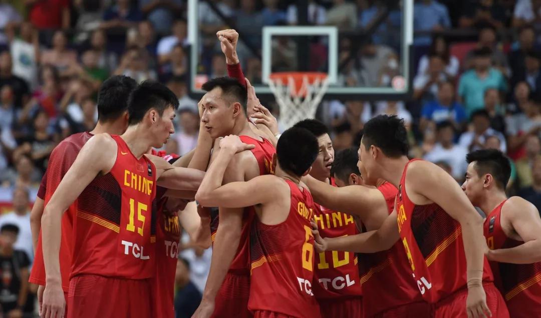 易建联国家队16年,易建联16岁时扣篮