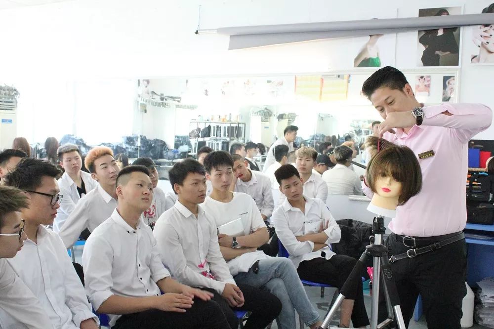 闆呬笟,闆呬笟鎷涗汉