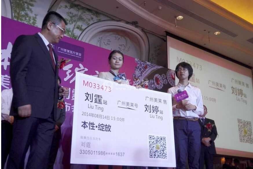 2005年那个“背母上学”的刘霆，十年后变性，还在选美比赛上拿奖