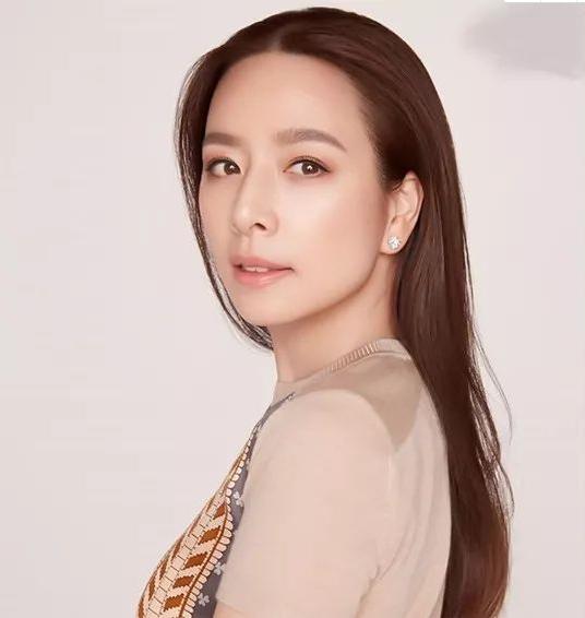 泰国女首富伍伦盼足球,泰国女足总经理伍伦盼写真