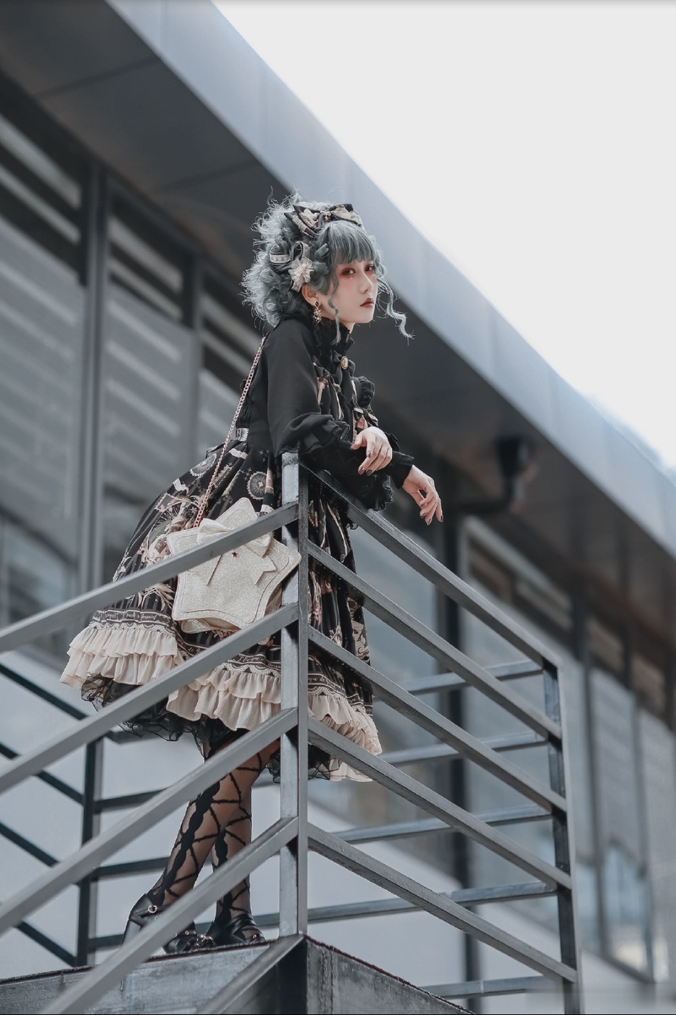 灰色阶梯上的哥特萝莉，绑带袜加黑色lo鞋，精致颓废如人间堕天使