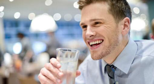 尿液黄色又难闻是啥原因,尿液很黄而且难闻怎么回事