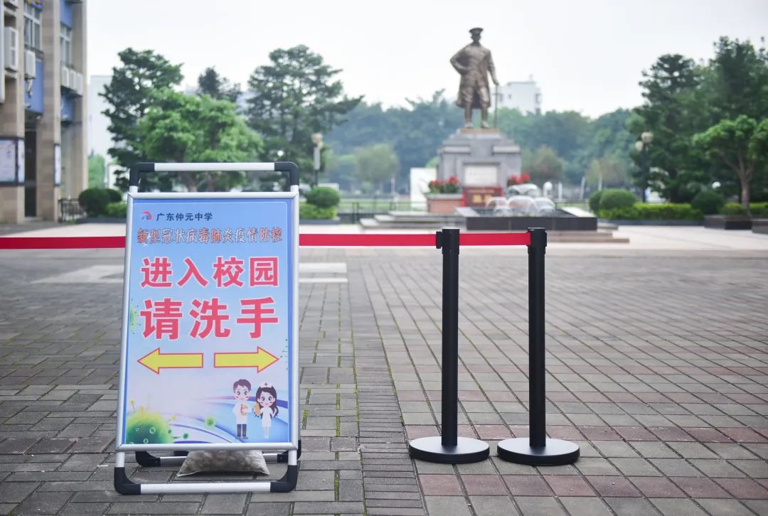番禺｜番禺仲元中学返校师生已完成核酸检测，校门装有人脸识别装置和红外线测温仪