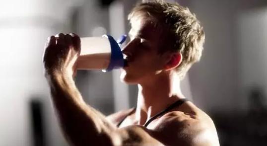 每天一勺乳清蛋白粉有什么好处,正确吃乳清蛋白粉不长胖