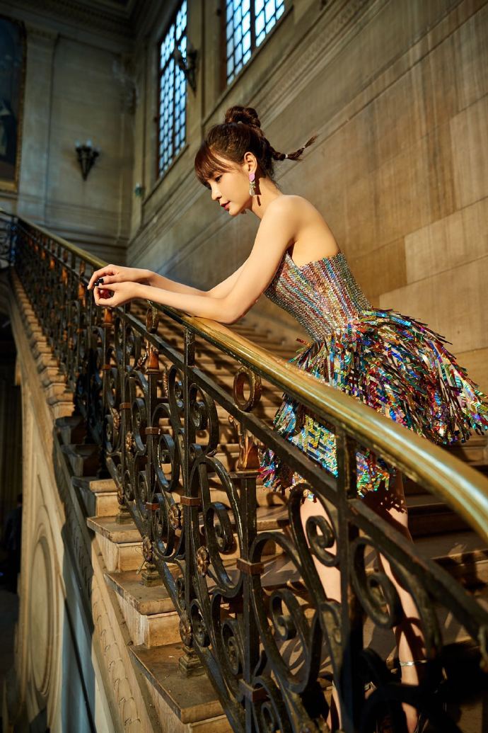 杜海涛沈梦辰幸福美满手牵手,杜海涛穿绿色风衣和沈梦辰写真