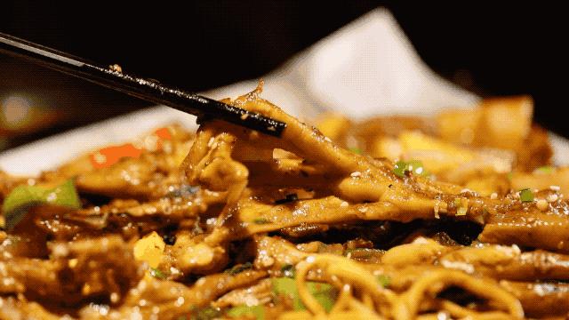 功夫到位，一掌销魂！原来四川人这么爱吃，就图它这一点！