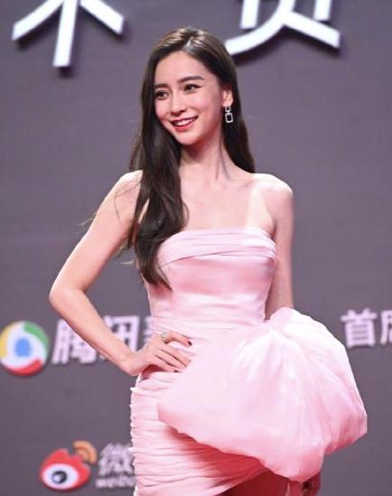 腾讯发布会红毯现场：热巴秀长腿，杨超越甜美，童瑶得罪造型师？