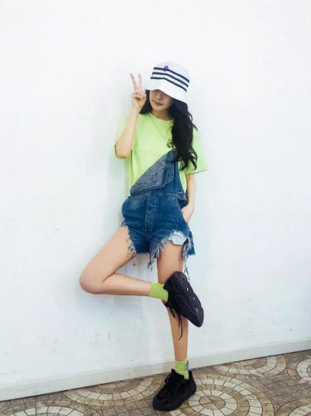 微胖女人穿T恤时，要记住“4不要”，不然显胖还显矮，很没气质