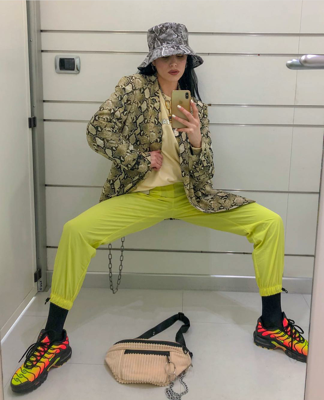 泫雅夏日必备,泫雅牛油果绿色毛衣