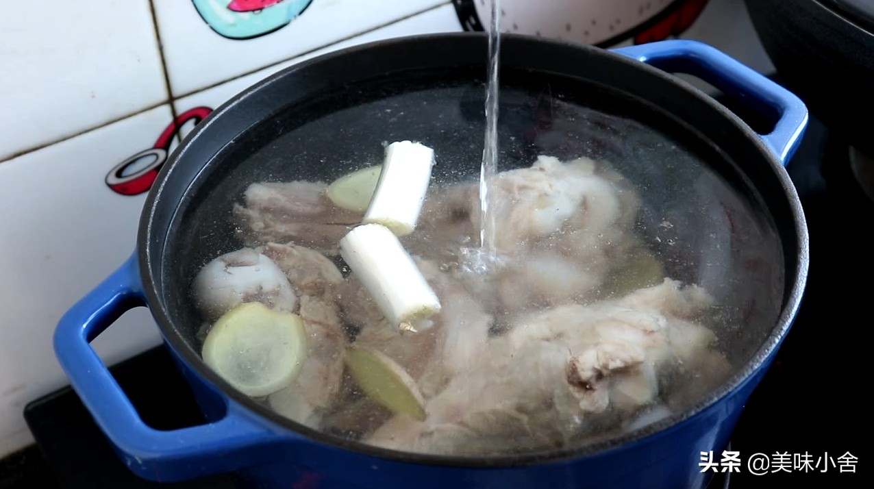如何熬出奶白的骨头汤,怎样能煮出来奶白的骨头汤