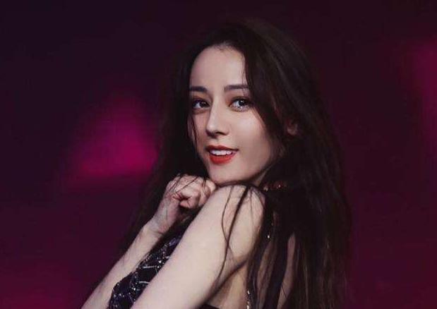 求婚迪丽热巴男子,神秘男子现场向迪丽热巴求婚