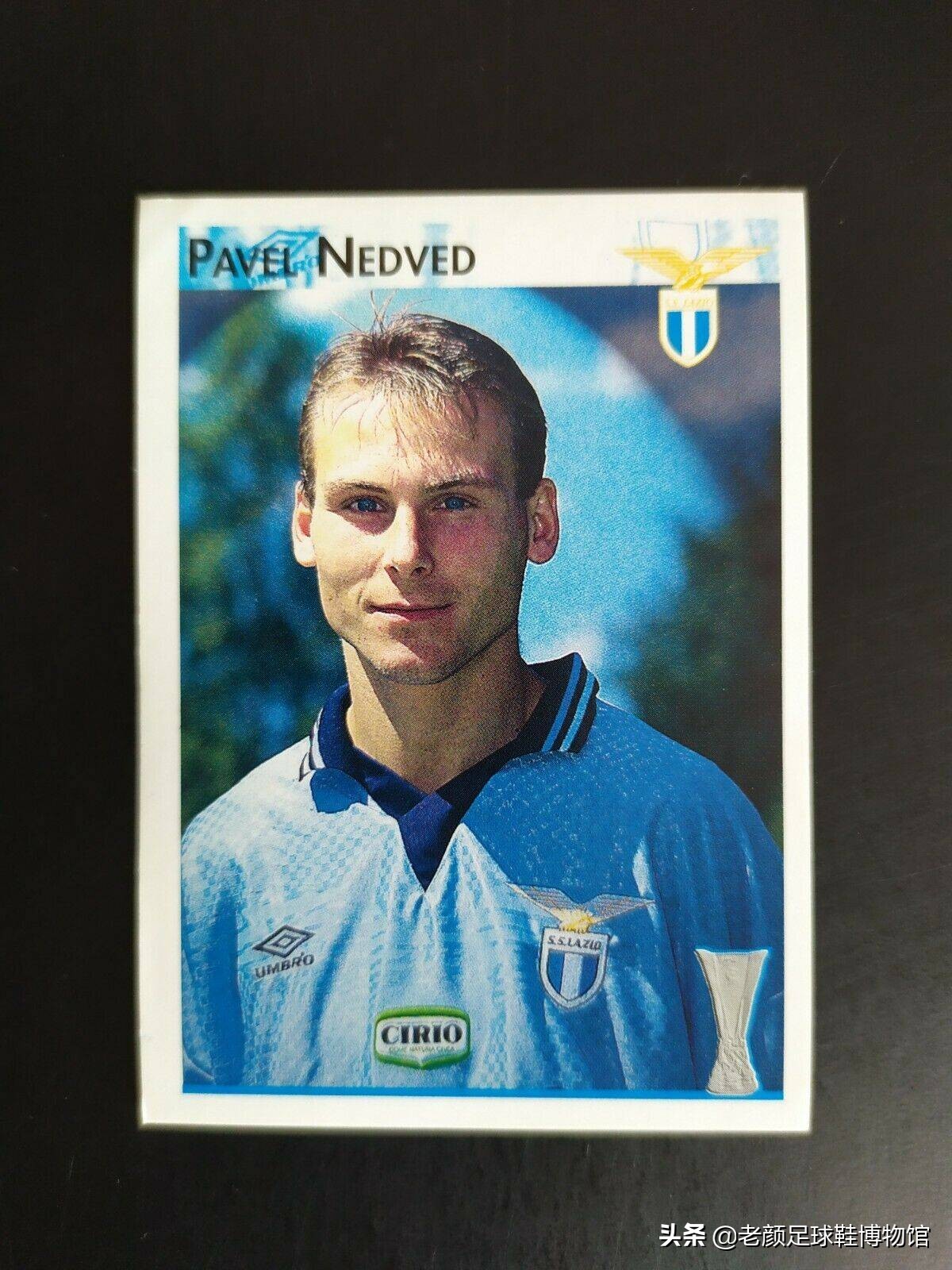 捷克铁人前锋出道，踢中场成名，欧锦赛上跑不死的边翼卫加盟蓝鹰