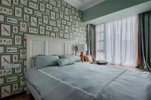 128㎡新中式装修，客厅搭配黑色皮沙发，既时尚又上档次