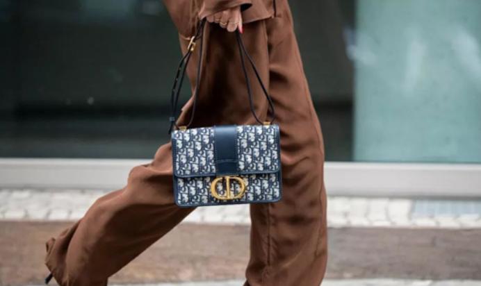 今年流行夏季时尚百搭小众小方包,最近流行大牌女套装