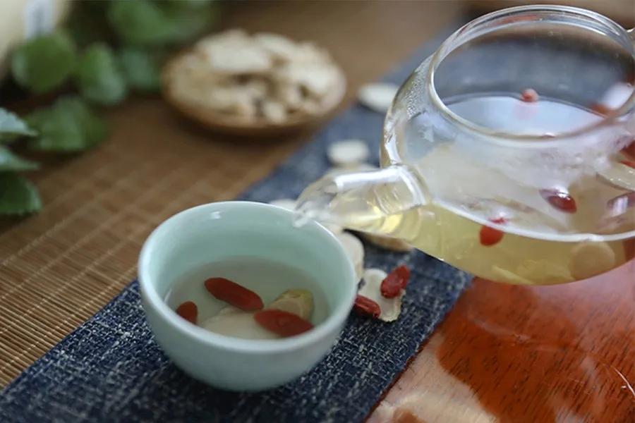 人文关怀丨集团董事长郑元豹为员工配发西洋参枸杞黄芪茶