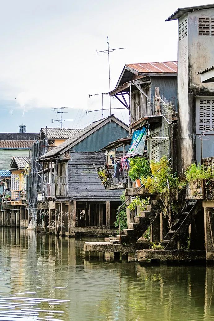 在泰国的“宝石之都”，珠宝街像菜市场，宝石摆地摊上出售