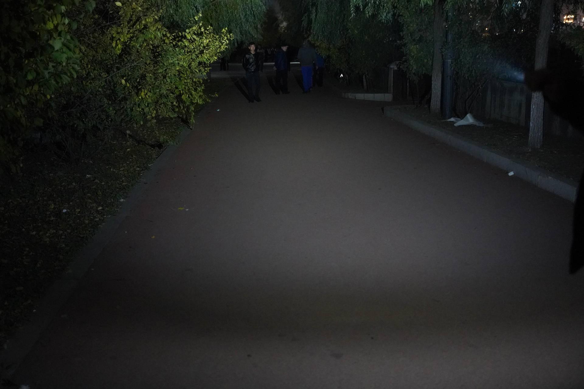 小巧便携，亮度高！体验菲尼克斯E20V2.0便携手电