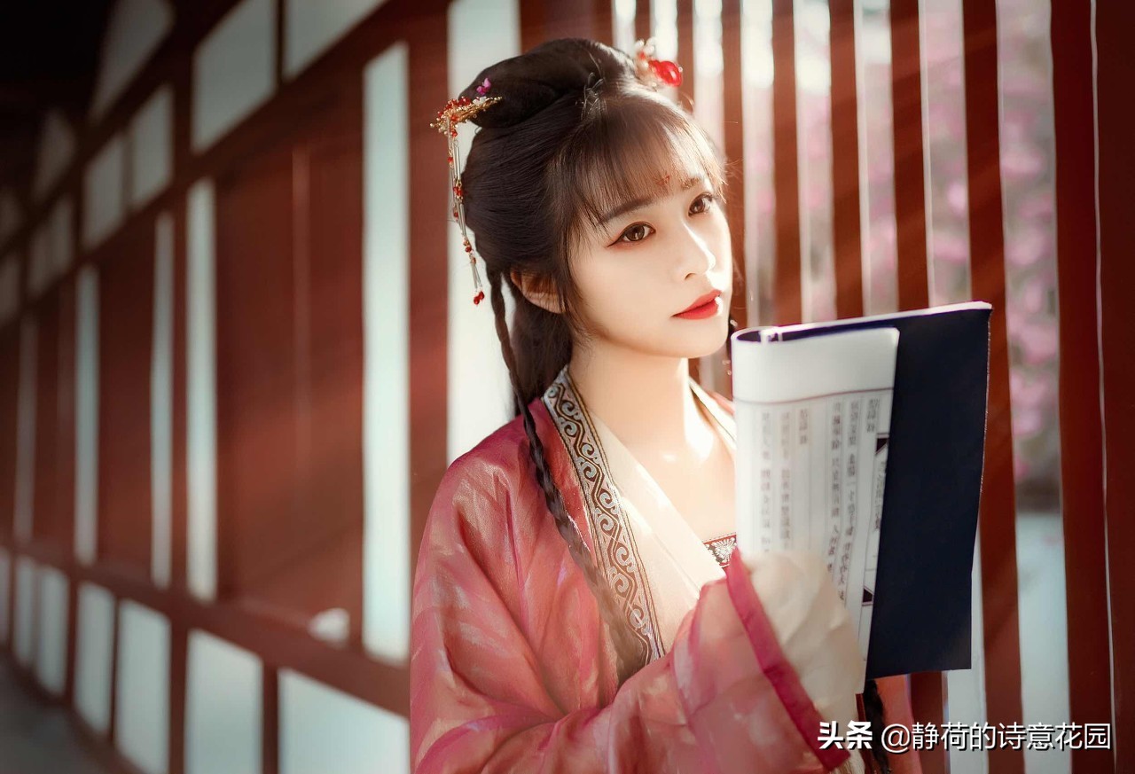 怕夫君觉得自己“面不如花面好”,她做了一件事,徒要教郎比并看