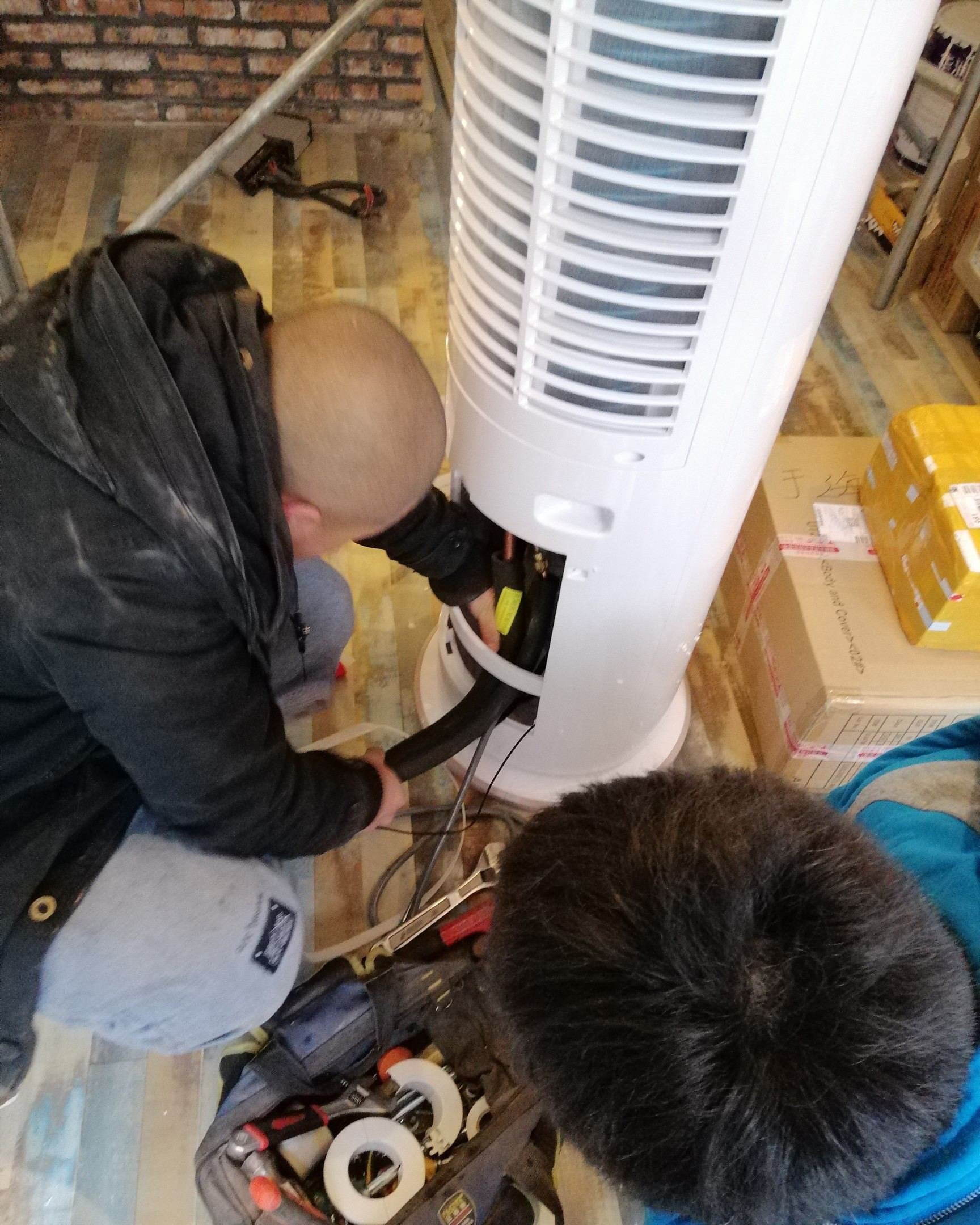 圆柱式和柜式空调哪种效果好,柜式空调是圆柱好还是方柜好