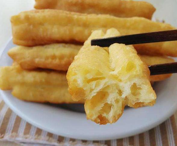 炸油条放了膨松剂还需放明矾吗,油条膨松剂炸油条还放酵母粉吗