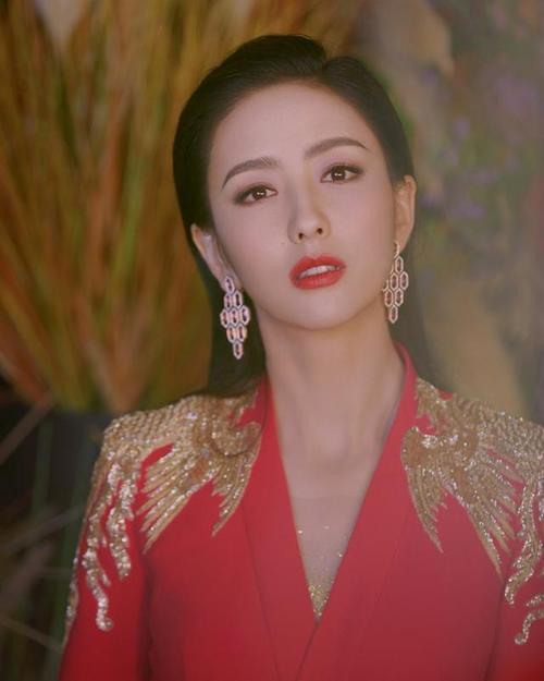 奇怪的佟丽娅：不惧长相被嘲，丈夫夜会门不闹，为何总被说自卑？