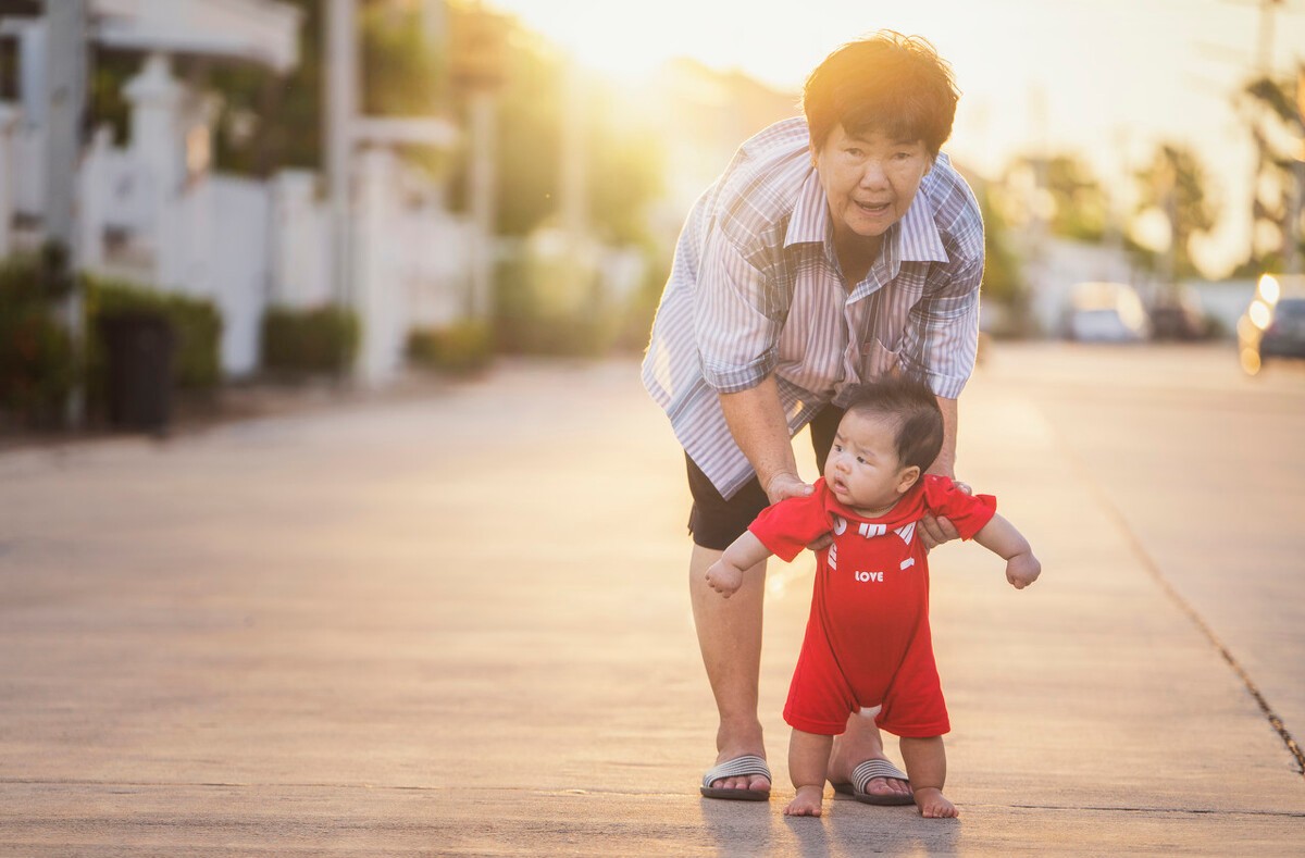 小婴儿一般几个月会走路,15个月宝宝不敢独立走路正常吗