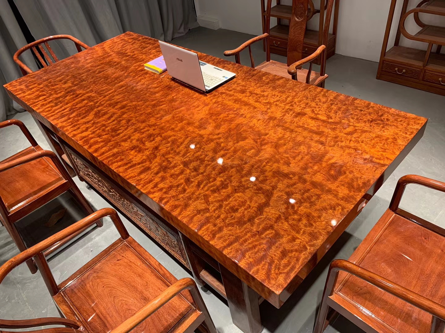 暗访东莞天价大板生产基地,原料全是称斤烂木头,富豪还排队来买