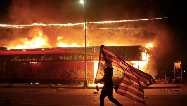 黑人被警察跪压事件升级！被杀之人竟是NBA名宿的“孪生兄弟”？