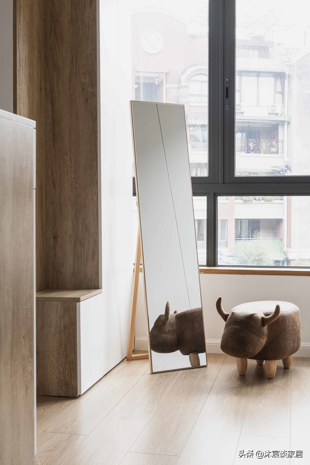 她在沙发后面“掏洞”造窗，完工后发现太明智了，全屋温暖又自然