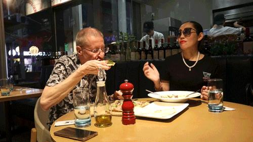 一挤就爆奶的超薄0.1pizza，被外国朋友吹上天