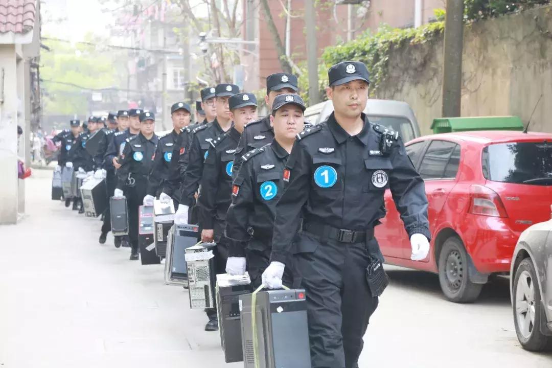 1999年生的他，编写聊天“话术”剧本专挑“宝妈”微商下手|今晚九点半