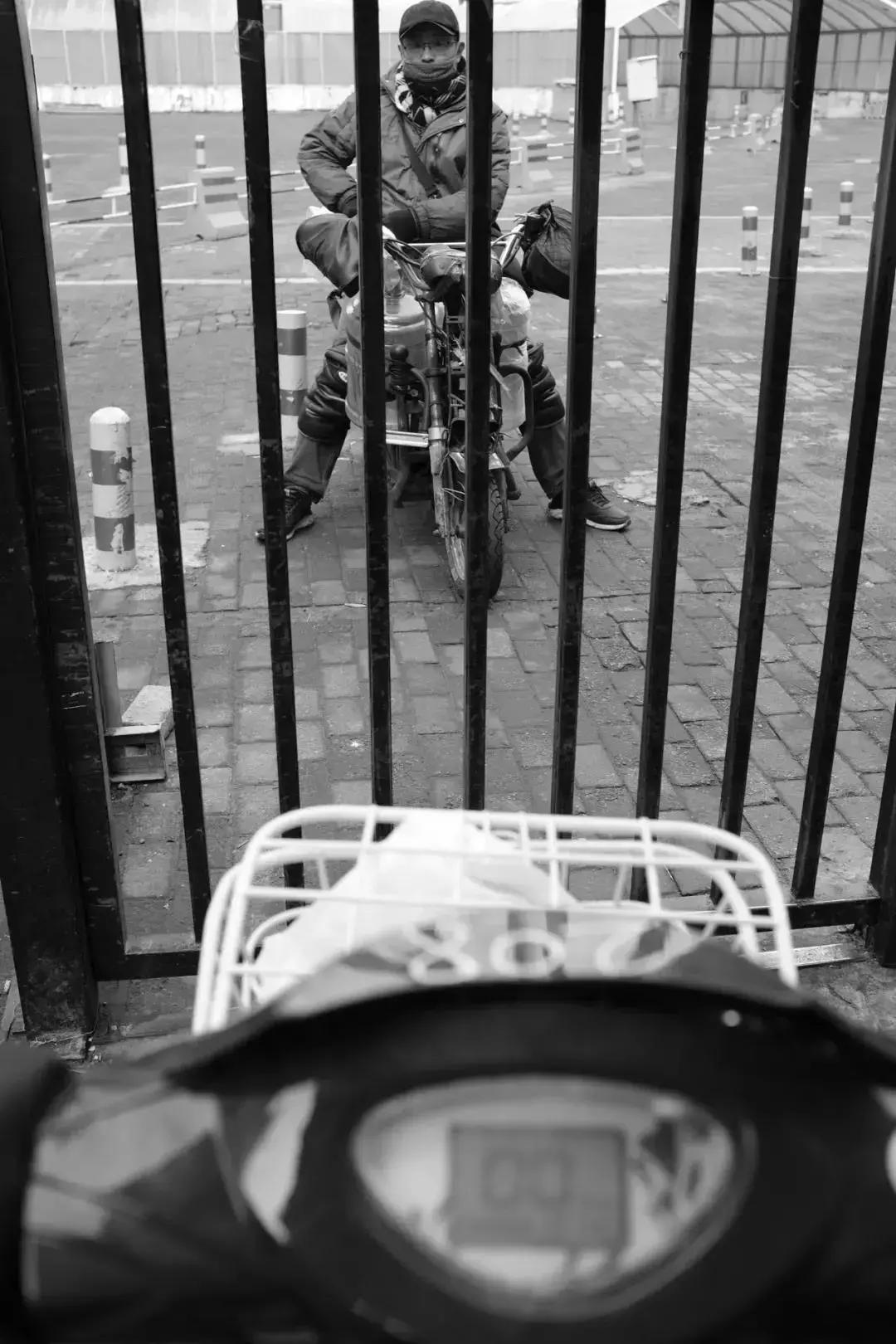 一个大学老师决定去送外卖,一个北大毕业生送外卖