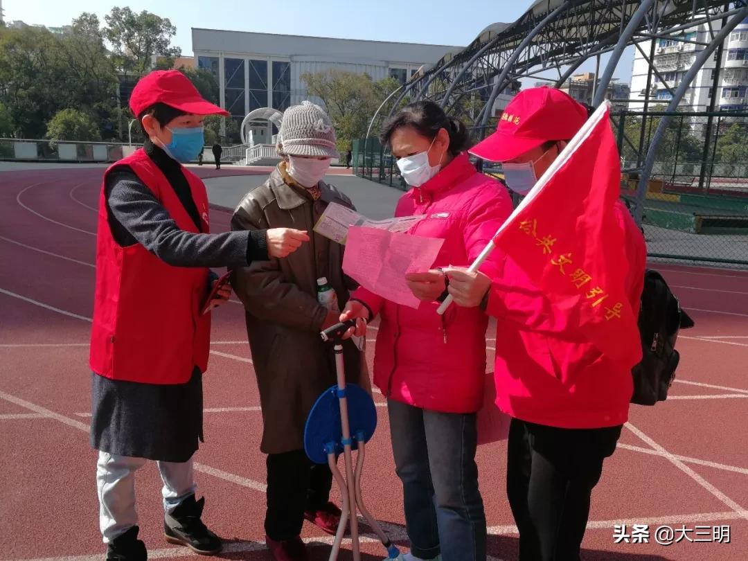 一抹志愿红齐心协力抗疫情,一抹志愿红温暖居民心