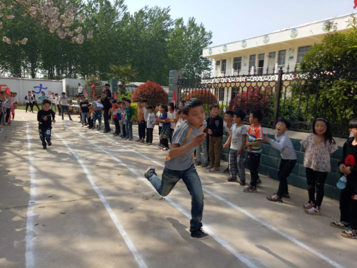 三下第二单元放风筝看图写话,二年级看图写话放风筝200字例文